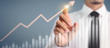 İşadamı, işinde grafik büyümesi ve grafik artışı için olumlu göstergeler planlıyor