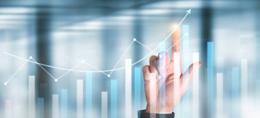 İşadamı, işinde grafik büyümesi ve grafik artışı için olumlu göstergeler planlıyor