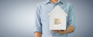 Ev modeli orada duruyor. ev, konut ve emlak kavramı