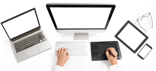 带空白屏幕监视器和智能手机桌上型笔记本电脑的桌上型键盘 — 图库照片