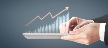 Grafik büyümesi ve grafiğin artması onun işinde olumlu göstergeler, elinde tablet