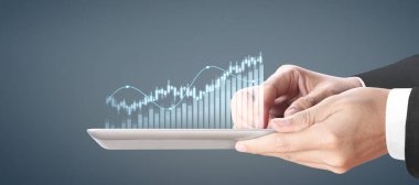 Grafik büyümesi ve grafiğin artması onun işinde olumlu göstergeler, elinde tablet
