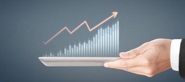 Grafik büyümesi ve grafiğin artması onun işinde olumlu göstergeler, elinde tablet