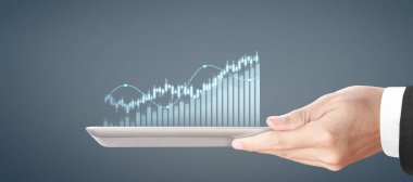 Grafik büyümesi ve grafiğin artması onun işinde olumlu göstergeler, elinde tablet