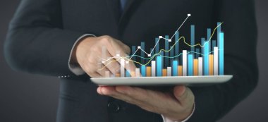 Grafik büyümesi ve grafiğin artması onun işinde olumlu göstergeler, elinde tablet