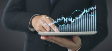 Grafik büyümesi ve grafiğin artması onun işinde olumlu göstergeler, elinde tablet