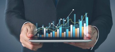 Grafik büyümesi ve grafiğin artması onun işinde olumlu göstergeler, elinde tablet