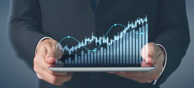 Grafik büyümesi ve grafiğin artması onun işinde olumlu göstergeler, elinde tablet