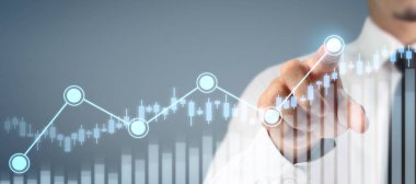 İşadamı, işinde grafik büyümesi ve grafik artışı için olumlu göstergeler planlıyor