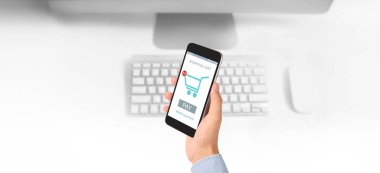 El ele tutuşan akıllı telefon cihazı ve dokunmatik ekran, iş sahibi çalışıyor. Çevrimiçi alışveriş KOBİ girişimcisi. İnternetten al ve sat. Cüzdan uygulamalı mobil ödeme