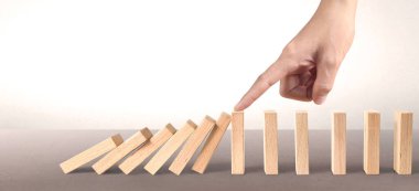 Domino tahtasının düşüşü benzersiz bir şekilde durdu.