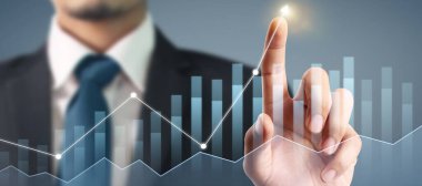 İşadamı grafik büyümesi ve grafik pozitif göstergelerin artması planı