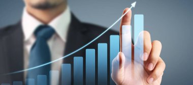 İşadamı grafik büyümesi ve grafik pozitif göstergelerin artması planı