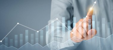 İşadamı grafik büyümesi ve grafik pozitif göstergelerin artması planı