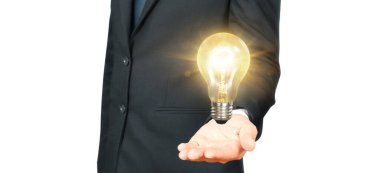 Aydınlatılmış ampulü tutan el. Fikir yeniliği ilham konsepti