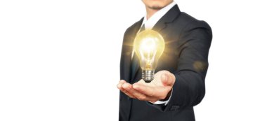 Aydınlatılmış ampulü tutan el. Fikir yeniliği ilham konsepti