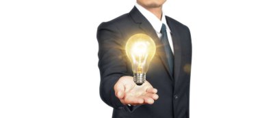 Aydınlatılmış ampulü tutan el. Fikir yeniliği ilham konsepti