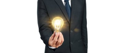 Aydınlatılmış ampulü tutan el. Fikir yeniliği ilham konsepti