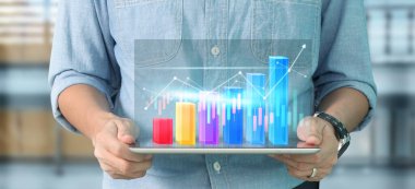 İş planı grafiği büyümesi ve grafiğin artışı, elinde tablet, işinde olumlu göstergeler