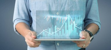 İş planı grafiği büyümesi ve grafiğin artışı, elinde tablet, işinde olumlu göstergeler