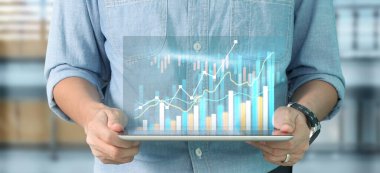 İş planı grafiği büyümesi ve grafiğin artışı, elinde tablet, işinde olumlu göstergeler