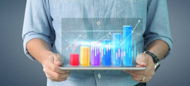 İş planı grafiği büyümesi ve grafiğin artışı, elinde tablet, işinde olumlu göstergeler