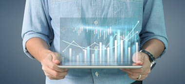 İş planı grafiği büyümesi ve grafiğin artışı, elinde tablet, işinde olumlu göstergeler