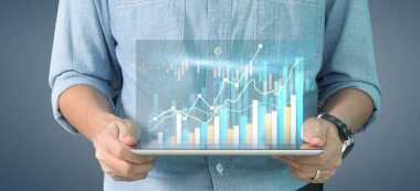 İş planı grafiği büyümesi ve grafiğin artışı, elinde tablet, işinde olumlu göstergeler