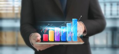 İş planı grafiği büyümesi ve grafiğin artışı, elinde tablet, işinde olumlu göstergeler