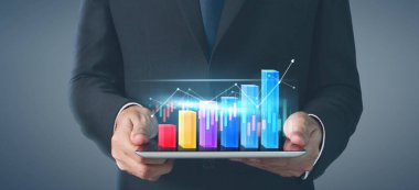 İş planı grafiği büyümesi ve grafiğin artışı, elinde tablet, işinde olumlu göstergeler