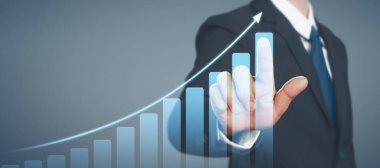 İşadamı grafik büyümesi ve grafik pozitif göstergelerin artması planı