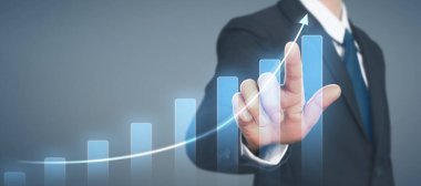 İşadamı grafik büyümesi ve grafik pozitif göstergelerin artması planı