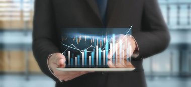 İş planı grafiği büyümesi ve grafiğin artışı, elinde tablet, işinde olumlu göstergeler