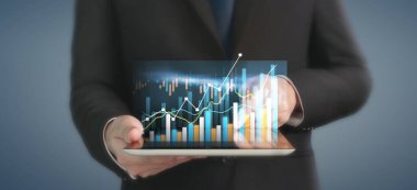 İş planı grafiği büyümesi ve grafiğin artışı, elinde tablet, işinde olumlu göstergeler