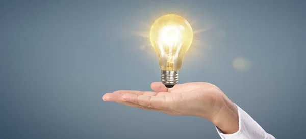 Hand Van Het Houden Van Verlichte Gloeilamp Idee Innovatie Inspiratie — Stockfoto