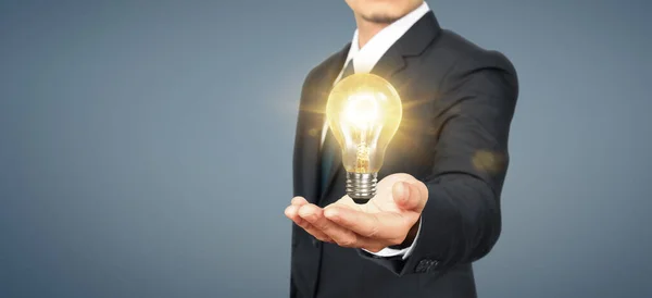 Main Tenir Une Ampoule Allumée Idée Innovation Inspiration Concept — Photo