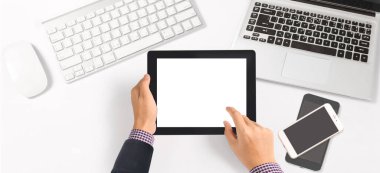 Tableti tutan eller izole ekran ile bilgisayar aygıtına dokunur