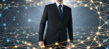 Sosyal ağ bağlantısı arayüzü kullanan bulanık arkaplan üzerindeki işadamı