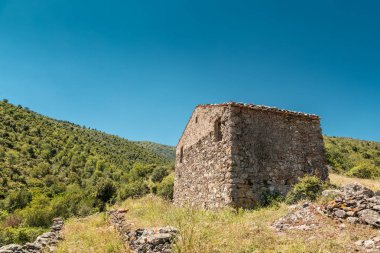 Maquis Col de San Colombano Corsica Balagne bölgesinin yakınında arasında bina terk edilmiş taş çiftlik