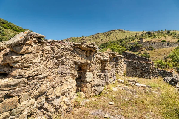 Förfallna Sten Ekonomibyggnader Bland Maquisna Nära Den Col San Colombano — Stockfoto