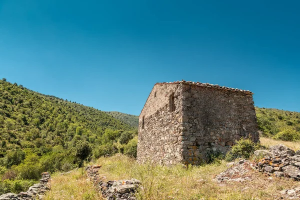 Maquis Col de San Colombano Corsica Balagne bölgesinin yakınında arasında bina terk edilmiş taş çiftlik