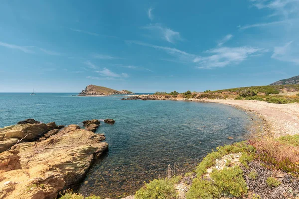 Plachetnice Zakotvené Klidné Středozemní Moře Pláži Mute Centuri Cap Corse — Stock fotografie