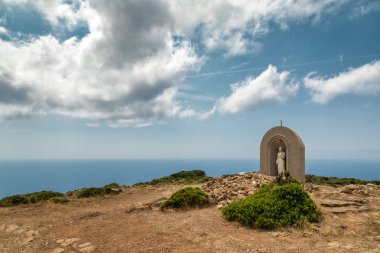 Taş anıt Cap Corse yakınındaki Moulin Mattei Corsica'deki / daki ucunda