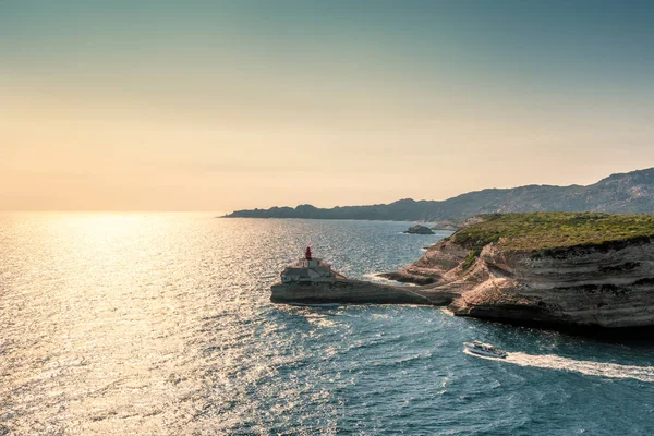 Sole Serale Sul Faro Phare Madonetta Scogliere Mentre Una Barca — Foto Stock