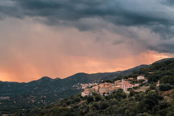 Nubes Tormenta Amanecer Sobre Los Pueblos Montaña Costa Belgodere Región —  Fotos de Stock