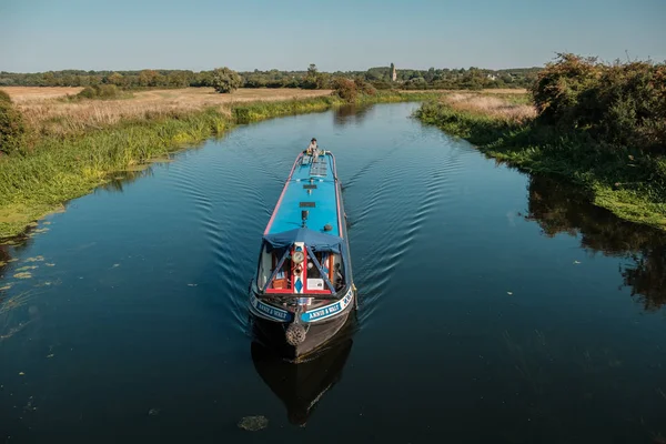 Woodford Northamptonshire Inglaterra Septiembre 2018 Barco Estrecho Pasa Largo Río —  Fotos de Stock