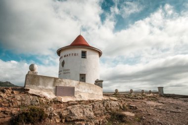 Ersa, Cap Corse, Korsika, - 23 Eylül 2018. Moulin Mattei, Cap Corse Corsica'deki / daki kuzey ucundaki antik bir yenilenmiş widmill