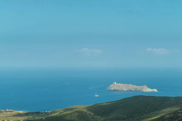 Velero Pasando Faro Isla Giraglia Extremo Norte Córcega Bajo Cielo —  Fotos de Stock