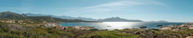 Panoramik manzaralı kayalık sahil şeridi Corsica ve Calvi bay Kalesi ve la Revellata doğru üzerinden