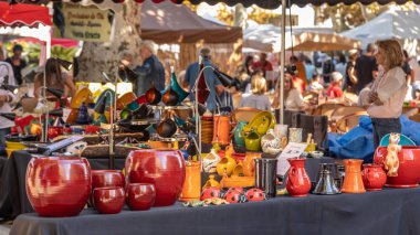 L'Ile Rousse, Corsica - 30 Eylül 2018. El Seramik saksılar ve testiler Corsica Balagne bölgesinin L'Ile Rusçuk'bir esnaf Fuarı'nda Satılık görüntülenir